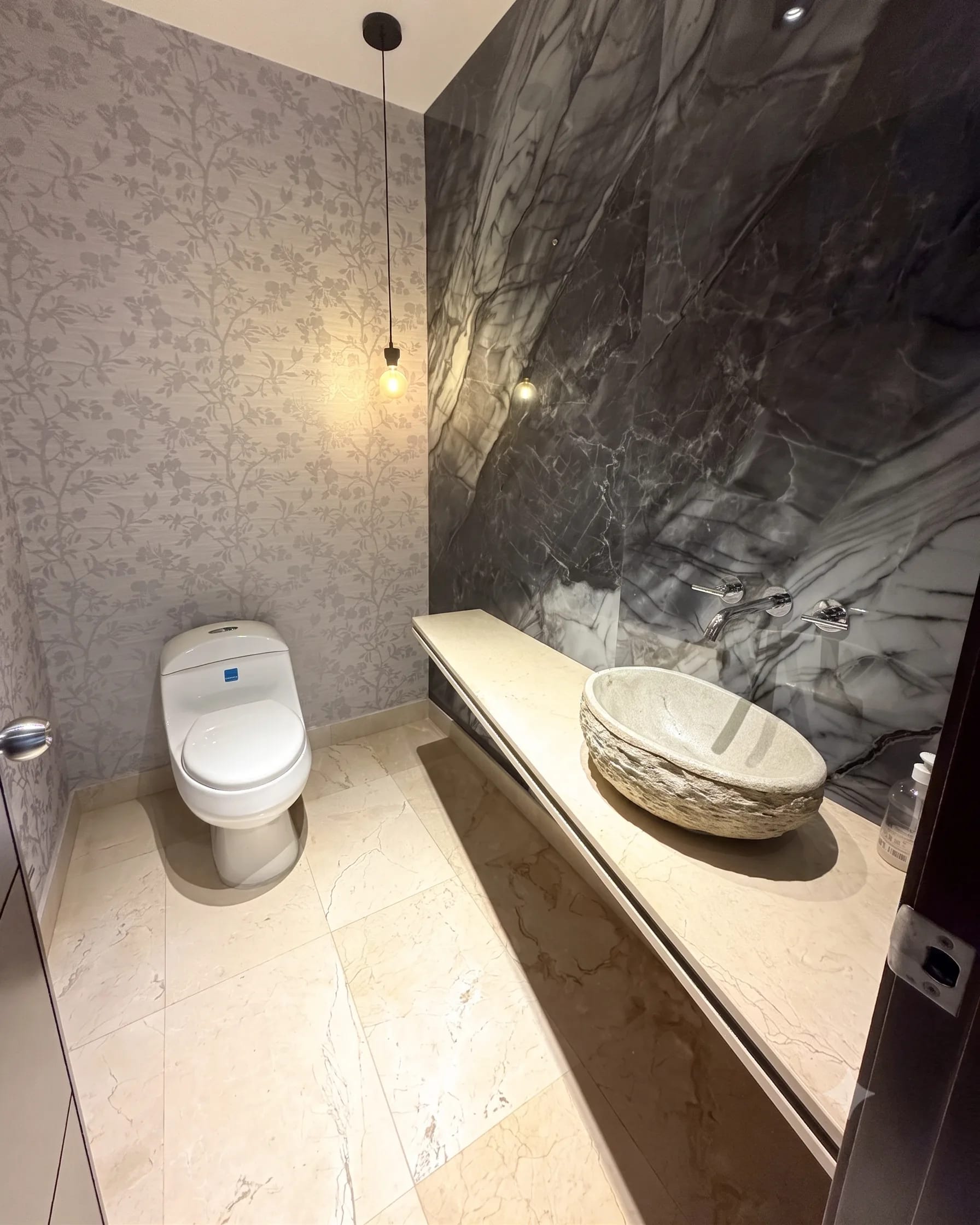 Baño con lavamanos de piedra