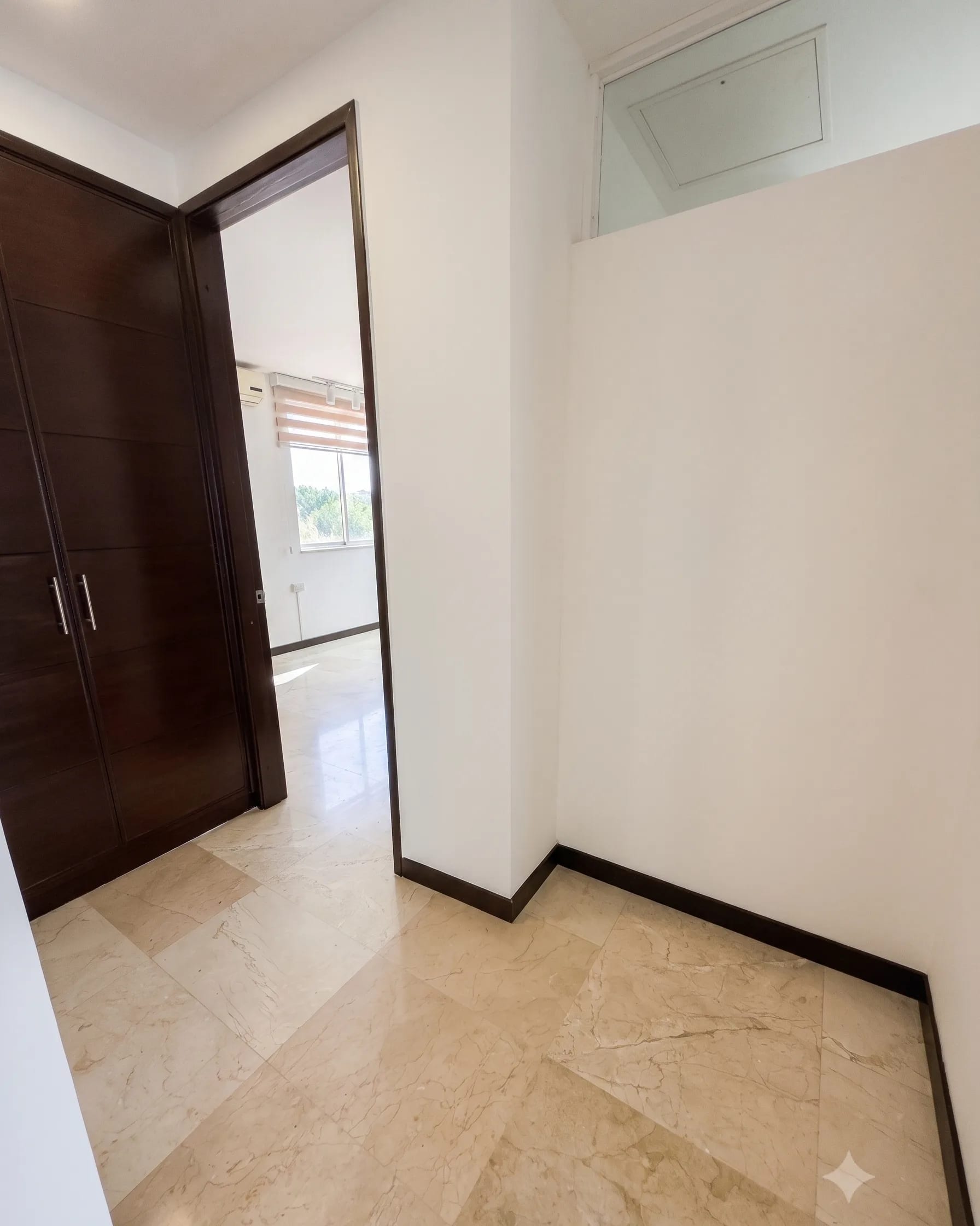 Habitación con closet en madera